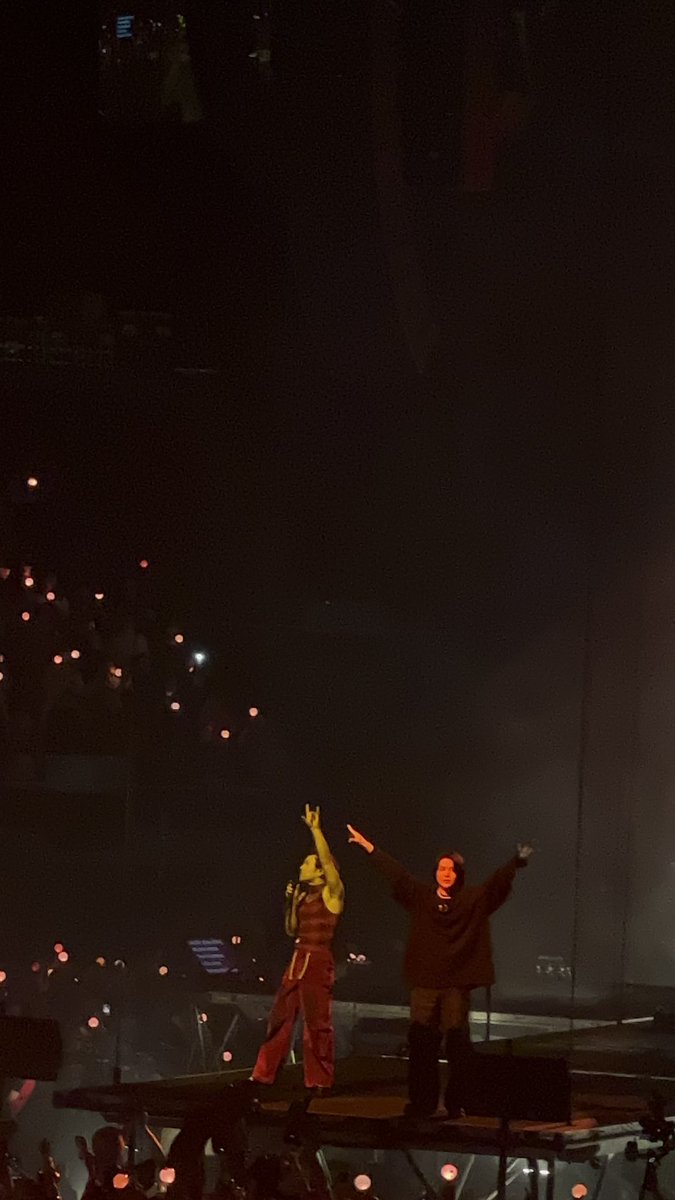 Cari_C_'s tweet photo. OK MAX I SEE YOU
#AgustD_SUGA_Tour_in_LA https://t.co/GgyvHj5V4G