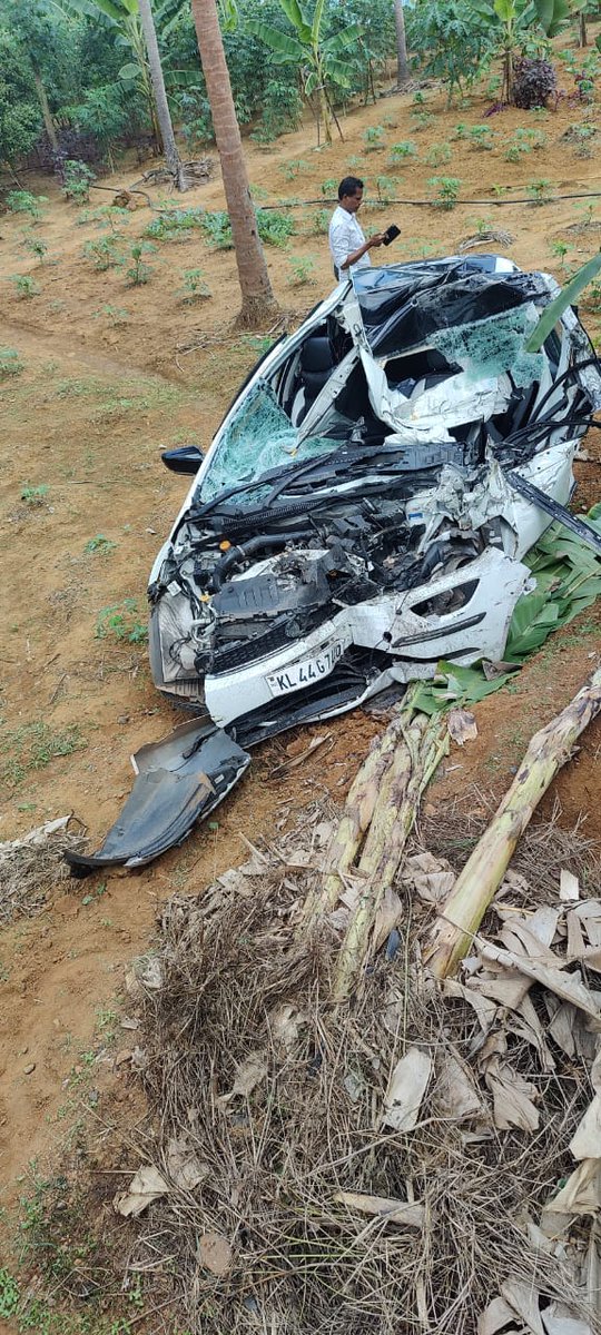 Rajeesh_EP's tweet photo. Met with an accident last day on early morning ride in my tata altroz,
It was a head to head collision with a commercial lorry at muvattupuzha, kerala,
trust me am safe ,not even with single scraches.

Thanks #ratantata sir for designing a car which proctects us like this https://t.co/UIITKlD7uT