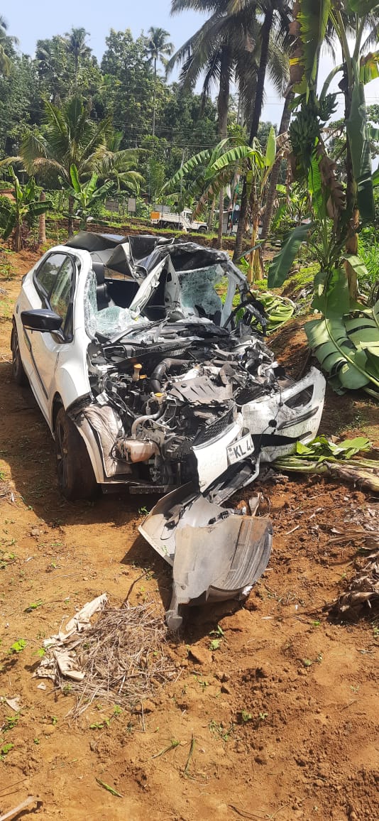 Rajeesh_EP's tweet photo. Met with an accident last day on early morning ride in my tata altroz,
It was a head to head collision with a commercial lorry at muvattupuzha, kerala,
trust me am safe ,not even with single scraches.

Thanks #ratantata sir for designing a car which proctects us like this https://t.co/UIITKlD7uT