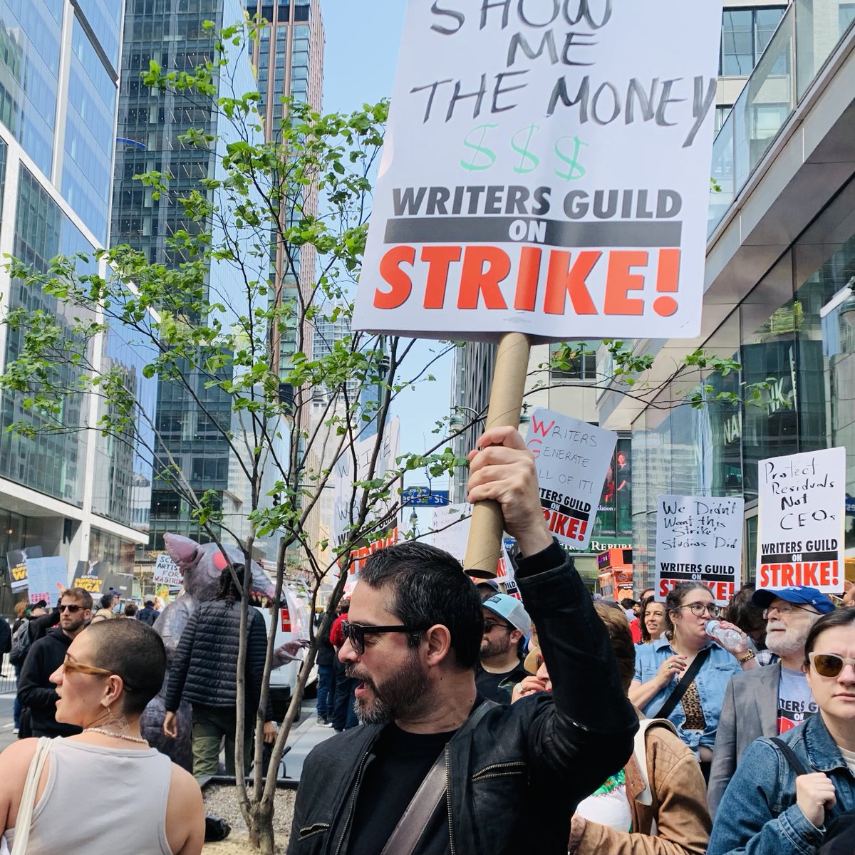 On the picket line @ HBO/Amazon in NYC. Blown away by the solidarity & support from our community of artists, HONKers & passersby!

✍️✍️✍️🎬🎬🎬❤️❤️❤️

#WGAStrong #WGASTrike #WritersStrike #WritersGuildStrike #SAGAFTRA #NYWIFT #SNL
#WritersLife #FilmmakersLife #Artists in #Action