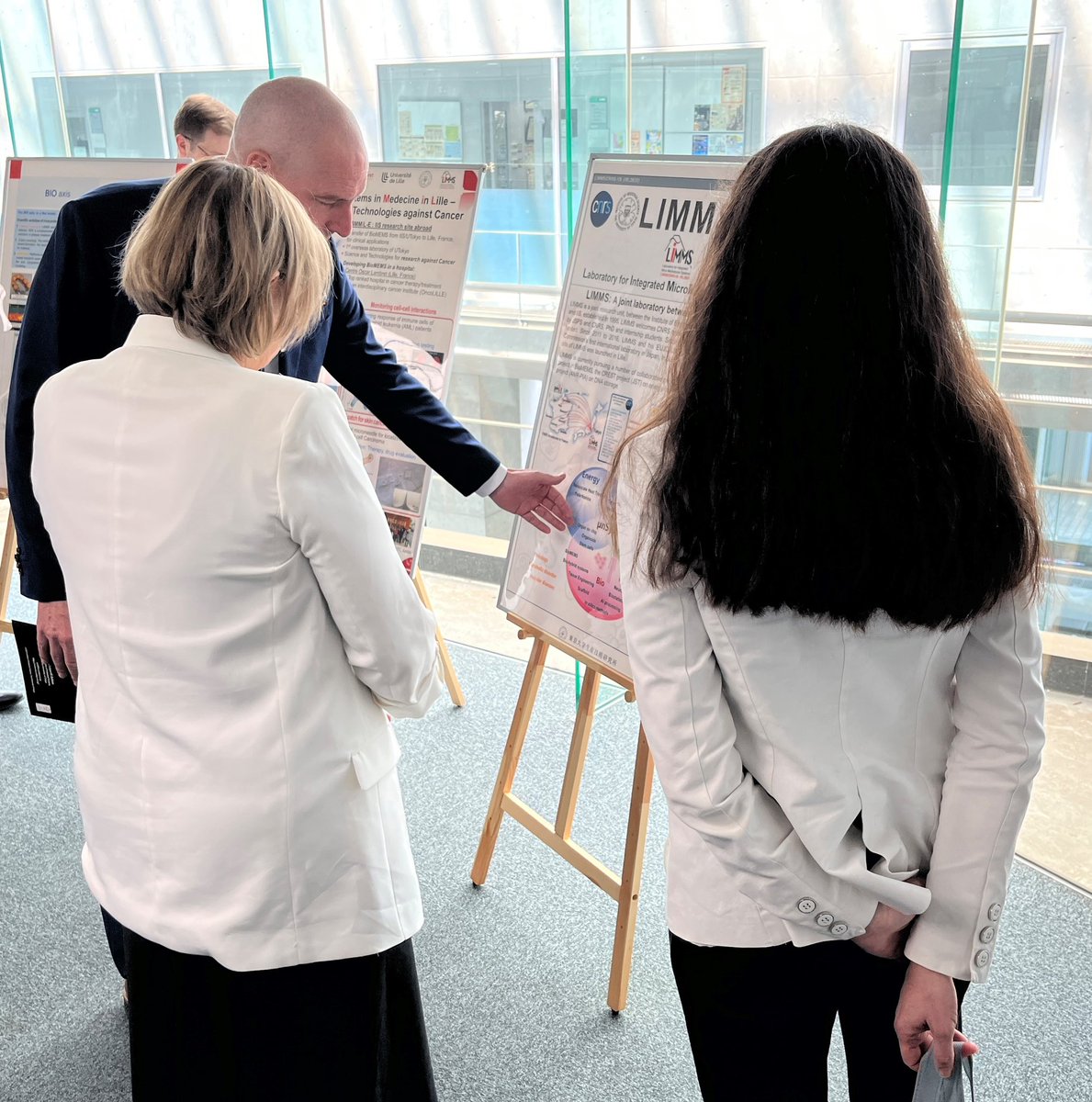 CNRSinJapan's tweet photo. The 🇫🇷Minister of Higher Education and Research @sup_recherche just visited the @LimmsTokyo joint Int’l Research Lab between @CNRS @INSIS_CNRS and @UTokyo_News_en @UTokyo_IIS on Komaba Campus, true success story of the 🇫🇷🇯🇵research collaboration.
Thank you Ms. Minister ! https://t.co/YHOpYpKwz8