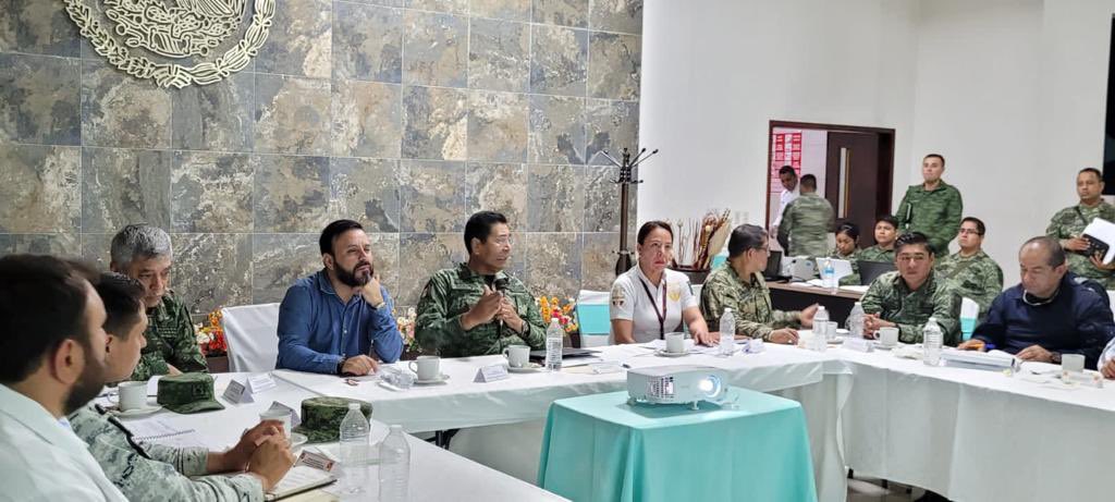jesusromerooax's tweet photo. Hoy fue un día intenso, iniciamos desde las 5 de la mañana en Palacio de Gobierno y concluimos hace apenas unos minutos en la base militar de huatulco, donde trabajamos la agenda de atención al flujo migratorio que se aproxima en la frontera sur. Descansen 🙏🏾 https://t.co/CQ2FYsW75I