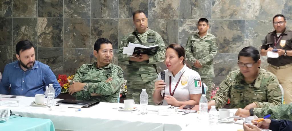 jesusromerooax's tweet photo. Hoy fue un día intenso, iniciamos desde las 5 de la mañana en Palacio de Gobierno y concluimos hace apenas unos minutos en la base militar de huatulco, donde trabajamos la agenda de atención al flujo migratorio que se aproxima en la frontera sur. Descansen 🙏🏾 https://t.co/CQ2FYsW75I