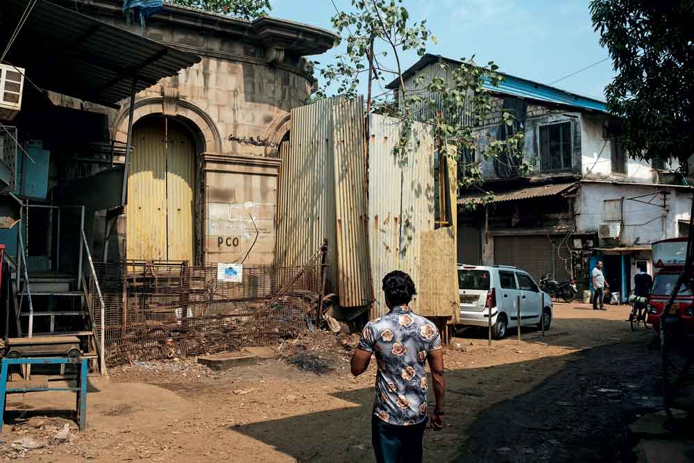 Openthemag's tweet image. Deb Mukherjee’s father, hired by Himanshu Rai for #BombayTalkies on a train from Jhansi to Mumbai, eventually became the founder of several film dynasties, writes @kavereeb #TravelIssue2023 #Bollywood bit.ly/3nNULIT