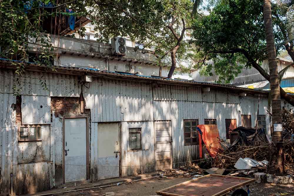 Openthemag's tweet image. Deb Mukherjee’s father, hired by Himanshu Rai for #BombayTalkies on a train from Jhansi to Mumbai, eventually became the founder of several film dynasties, writes @kavereeb #TravelIssue2023 #Bollywood bit.ly/3nNULIT