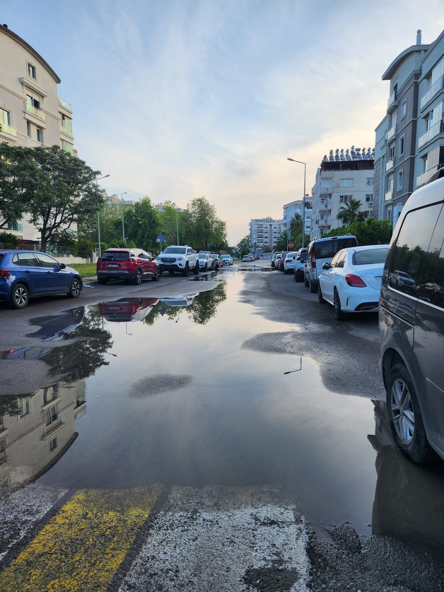 2085 sokak yine Yedi Göller e döndü çok şükür. <a href="/MuratpasaBld/">Antalya Muratpaşa Belediyesi</a>  iki gün oldu boru patlak tamir eder misiniz?