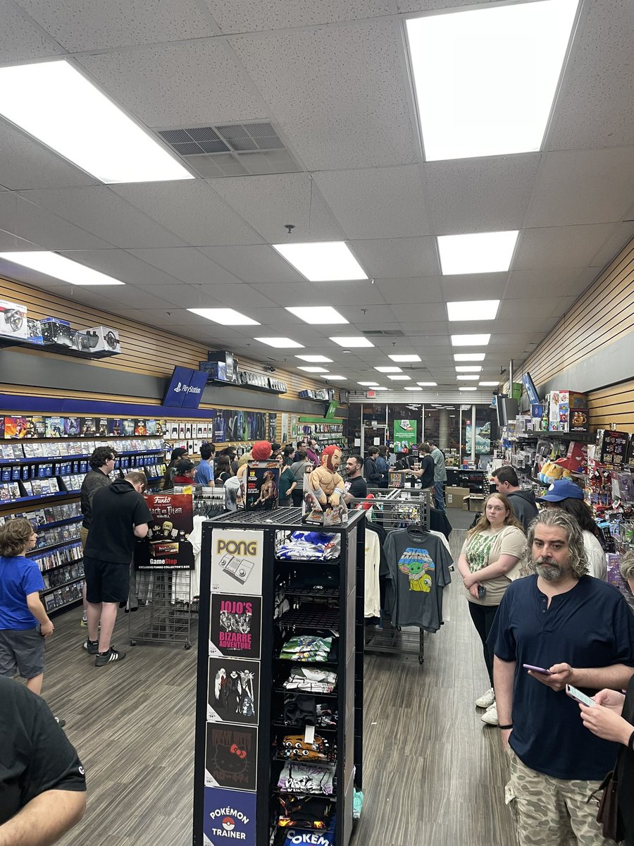 AlsBoroCreation's tweet photo. Midnight launch for Zelda at the GameStop I used to work at https://t.co/sj5JkBt7jY
