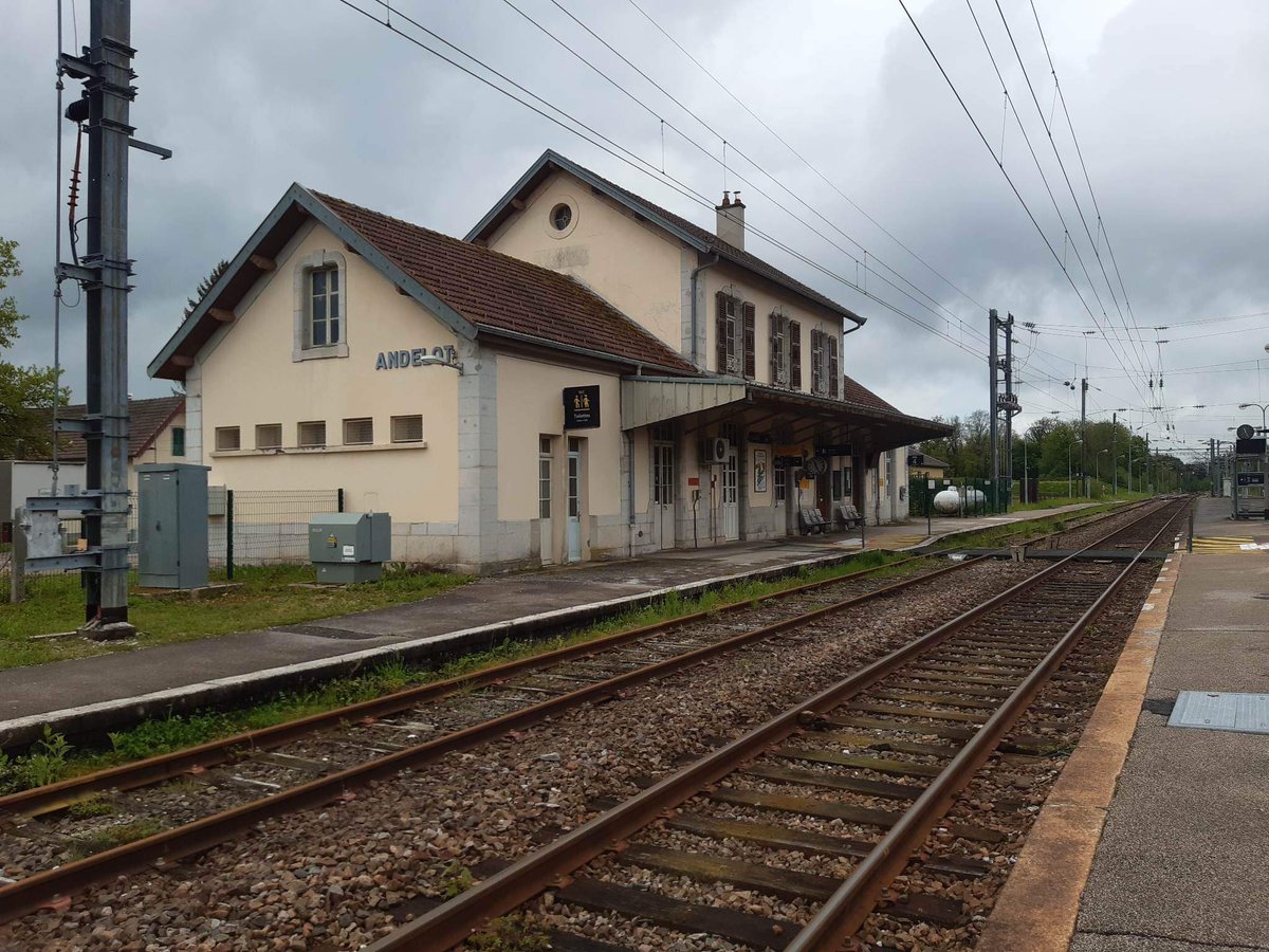 GUILLONAlexis3's tweet photo. La gare d Andelot dans le Jura qui voyait jadis passer les trains les plus prestigieux a perdu de son charme mais pas de son intérêt.

Son célèbre abris de quai a été démoli il y a quelques années.

Point de correspondance entre la ligne de la Bosse et la ligne des Hirondelles https://t.co/7Rco7wprDI