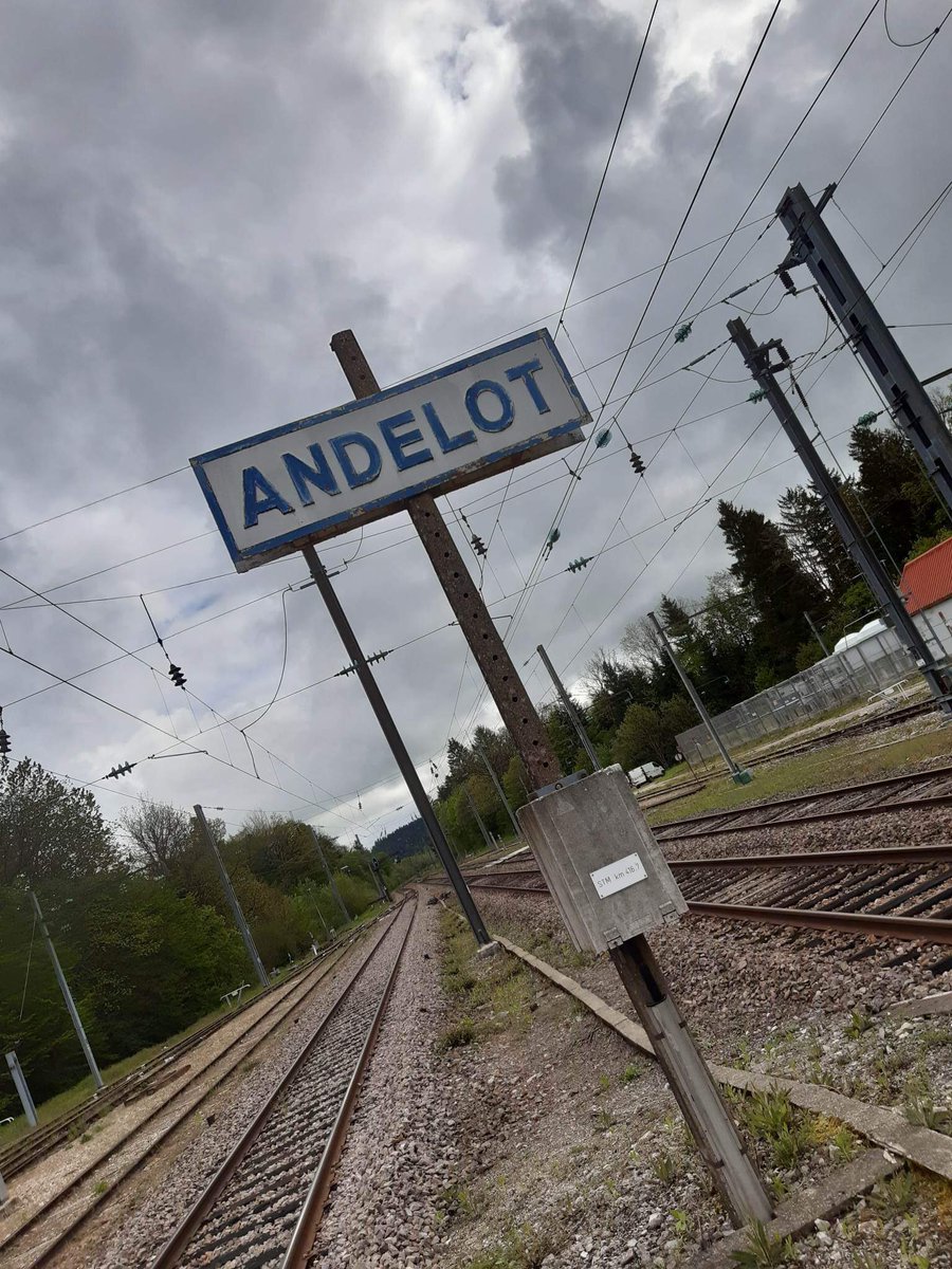 GUILLONAlexis3's tweet photo. La gare d Andelot dans le Jura qui voyait jadis passer les trains les plus prestigieux a perdu de son charme mais pas de son intérêt.

Son célèbre abris de quai a été démoli il y a quelques années.

Point de correspondance entre la ligne de la Bosse et la ligne des Hirondelles https://t.co/7Rco7wprDI