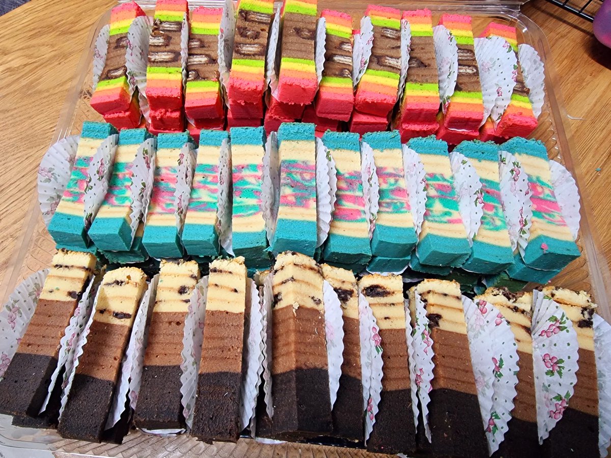 1am_Hanna_Sue's tweet image. 3 days made 3 cakes... yummy!!!

If I ever get a chance to meet @itzailee in person (one sweet day), I&apos;ll definitely make 1 (will create one &amp;amp; the name of the cake will be her song title) 🤭🤭🤭 #freetodream #dreamisfree Hihihi