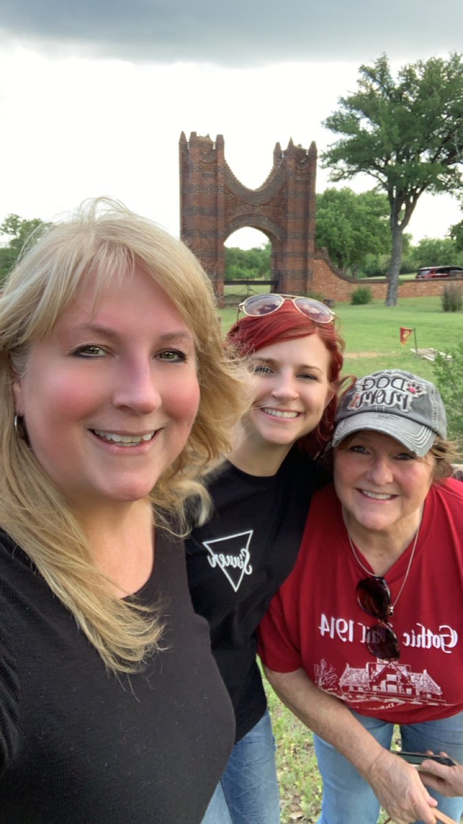 VMundae's tweet photo. Busy Day! Went for a drive back to West(ish) TX, found two old cemeteries (you won't believe what we got out there!) &amp; saw storm clouds rolling in. Got home &amp; found out the towns were in the path of strong storms, tornado warnings. #GirlsDay #ParanormalPals #tornadoes #PinkFace https://t.co/OvZTwr9jgQ
