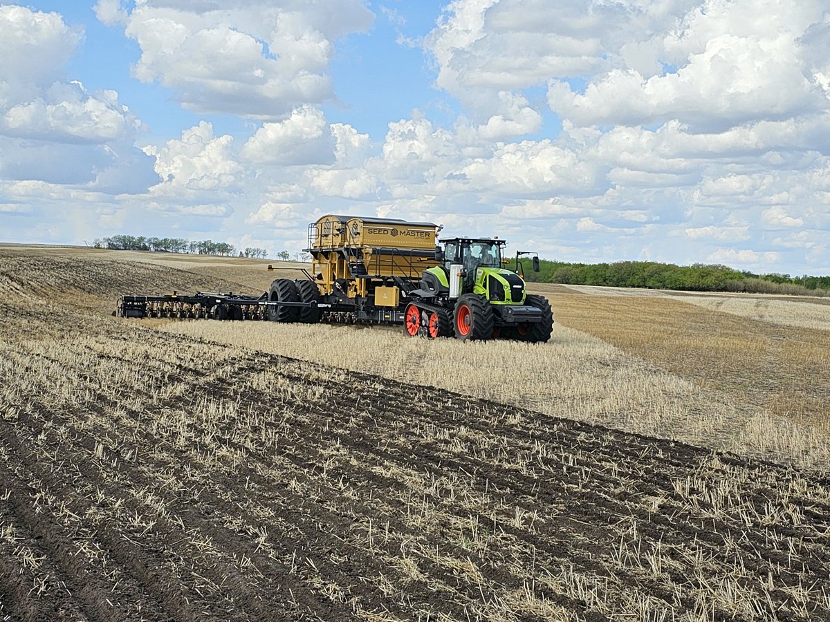 claasscott's tweet photo. Beauty of a day in Lougheed, AB with the #UltraSR @SeedMasterMfg, @CLAAS_America and @AlbertaAGCentre #AXION #960TT https://t.co/Ke5ERbzwF5