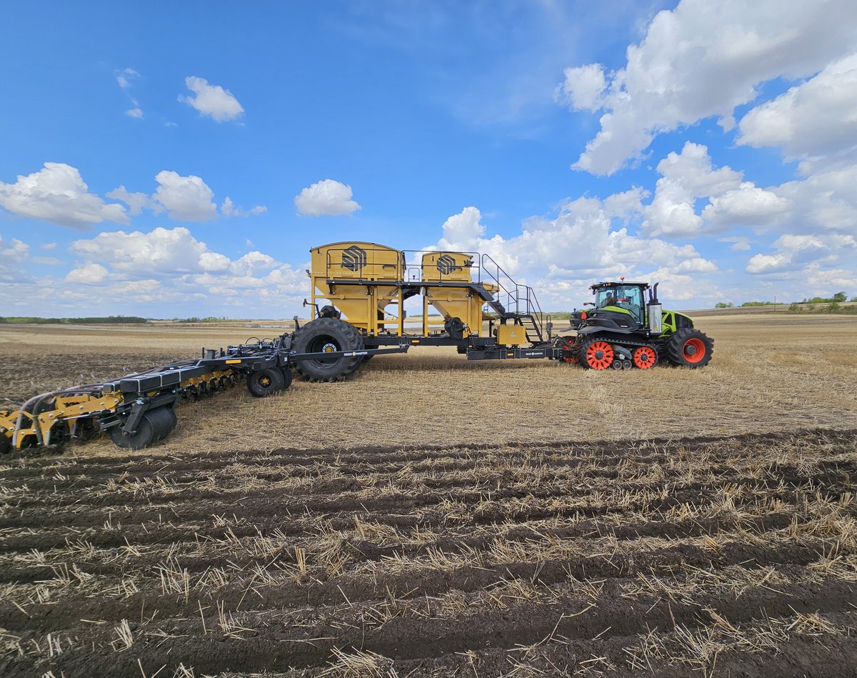 claasscott's tweet photo. Beauty of a day in Lougheed, AB with the #UltraSR @SeedMasterMfg, @CLAAS_America and @AlbertaAGCentre #AXION #960TT https://t.co/Ke5ERbzwF5
