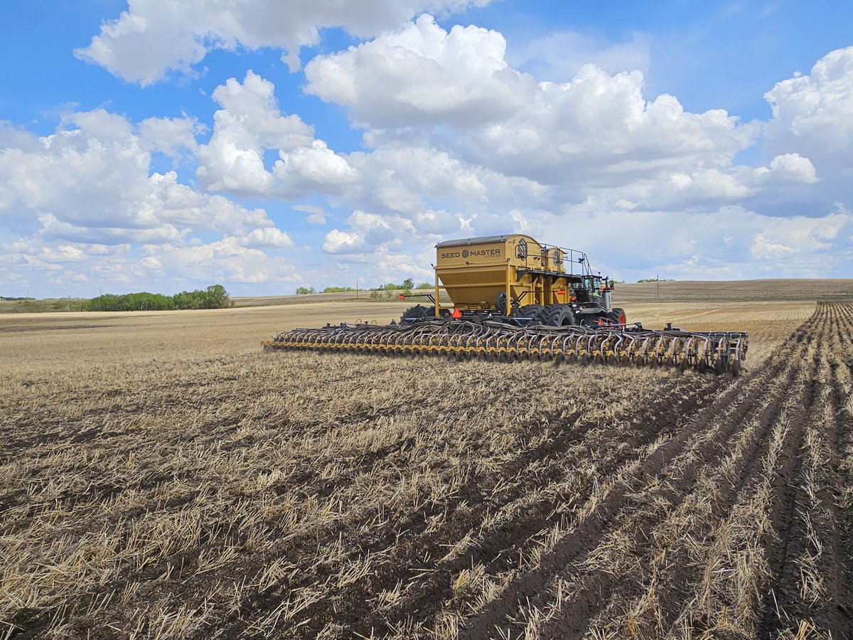 claasscott's tweet photo. Beauty of a day in Lougheed, AB with the #UltraSR @SeedMasterMfg, @CLAAS_America and @AlbertaAGCentre #AXION #960TT https://t.co/Ke5ERbzwF5