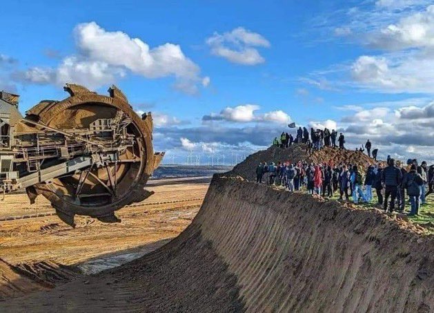 Das Bild des Jahres! 

#FridaysForFuture #ClimateActionNow #Klimakatastrophe #Klimaschutz #Energiewende #Kohleausstieg #Windkraft #Solarenergie #Energiesparen #AtomkraftNeinDanke 🌻