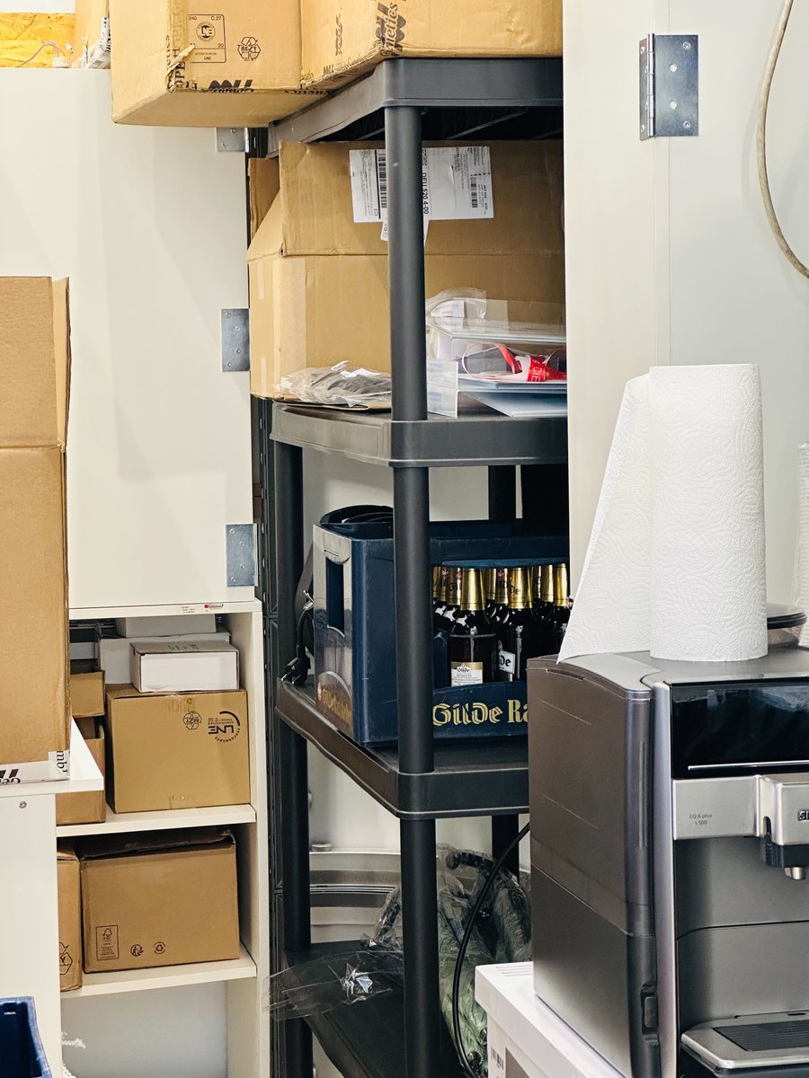 n_genetics's tweet image. ＼#Labvolution 2023🇩🇪現地レポ③／
ドイツらしさを感じたのはバックヤードに大量のビール🍺がスタンバイされていたところ😳
16時を過ぎると、当たり前のようにブース内で乾杯🍻

ちなみに他社さんのブースでもお酒を飲んでいるところが沢山ありましたので、決して弊社だけではありません😂