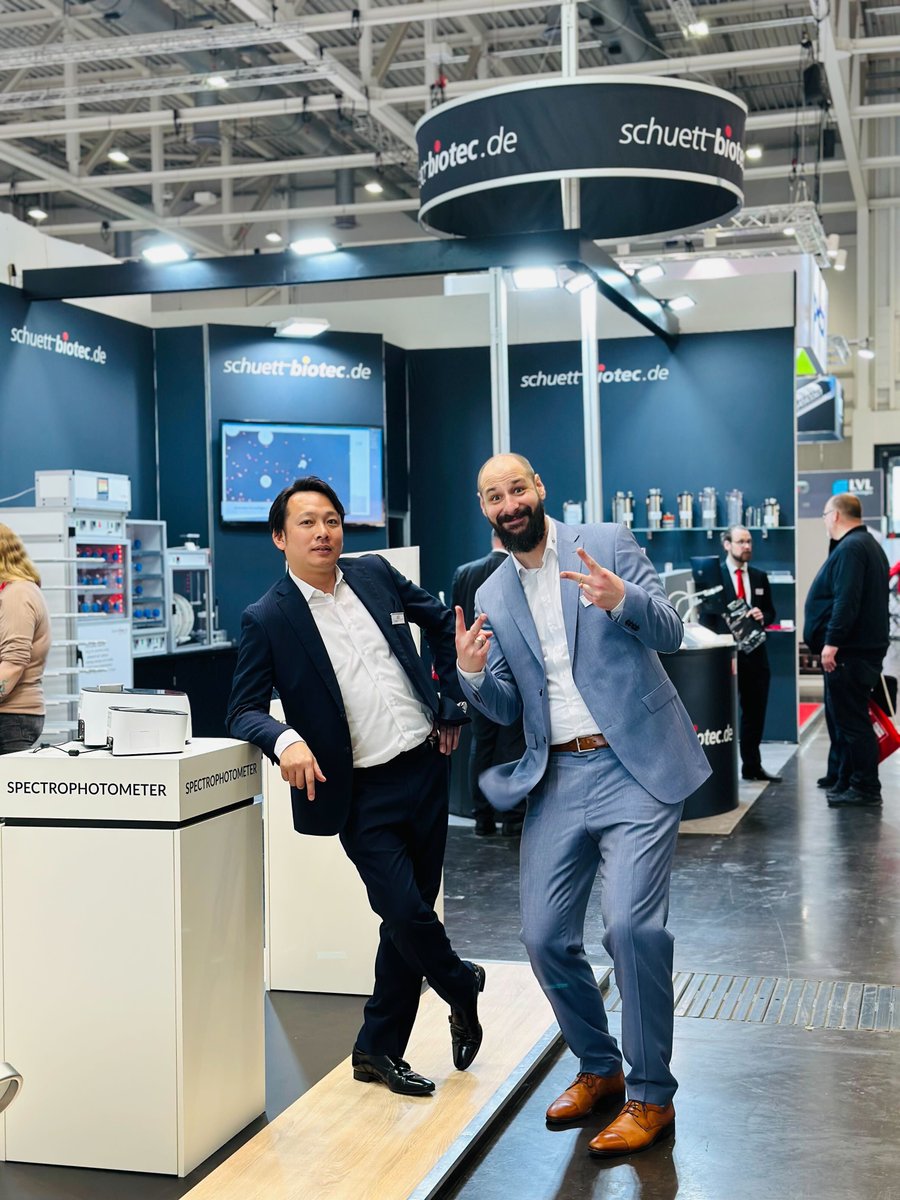 n_genetics's tweet image. ＼#Labvolution 2023🇩🇪現地レポ③／
ドイツらしさを感じたのはバックヤードに大量のビール🍺がスタンバイされていたところ😳
16時を過ぎると、当たり前のようにブース内で乾杯🍻

ちなみに他社さんのブースでもお酒を飲んでいるところが沢山ありましたので、決して弊社だけではありません😂