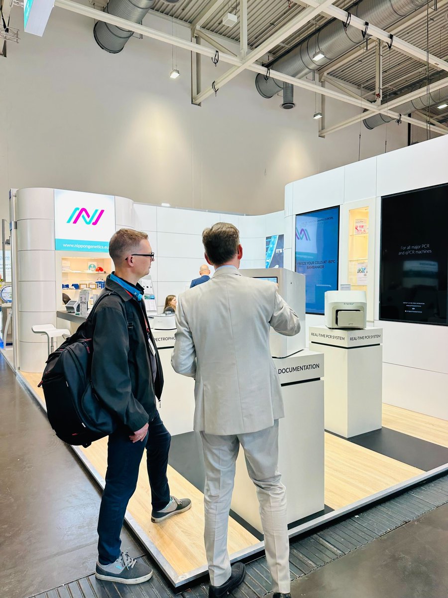 n_genetics's tweet image. ＼#Labvolution 2023🇩🇪現地レポ③／
ドイツらしさを感じたのはバックヤードに大量のビール🍺がスタンバイされていたところ😳
16時を過ぎると、当たり前のようにブース内で乾杯🍻

ちなみに他社さんのブースでもお酒を飲んでいるところが沢山ありましたので、決して弊社だけではありません😂