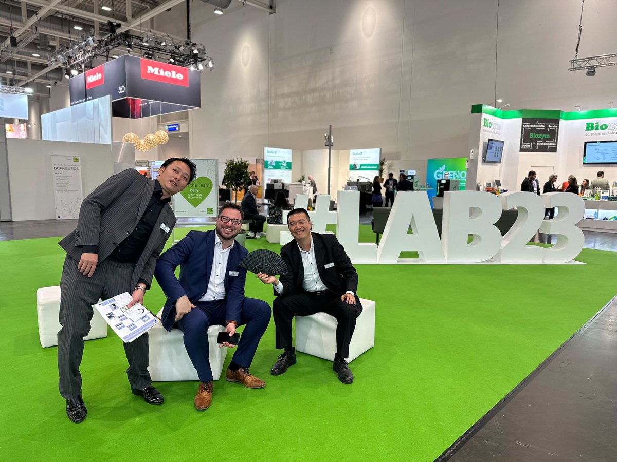 n_genetics's tweet image. ＼#Labvolution 2023🇩🇪現地レポ③／
ドイツらしさを感じたのはバックヤードに大量のビール🍺がスタンバイされていたところ😳
16時を過ぎると、当たり前のようにブース内で乾杯🍻

ちなみに他社さんのブースでもお酒を飲んでいるところが沢山ありましたので、決して弊社だけではありません😂