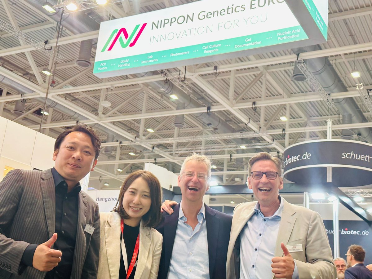 n_genetics's tweet image. ＼#Labvolution 2023🇩🇪 現地レポ④／
@ibidiCells
かれこれ20年の付き合いになるドイツibidi社の担当者にも4年ぶりの再会✨
こうやって直接会って話ができるのはやっぱり嬉しいものですし、たわいもないドイツの鉄道事情の話からビジネスの真剣な話まで、時間を忘れていつまでも話してしまいました🫶😆