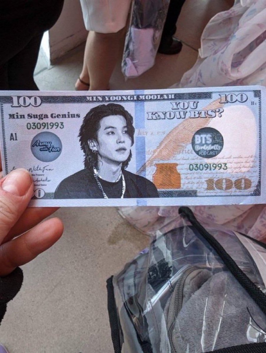 minyo0n9i's tweet photo. THIS WAS THE MONEY THEY THREW AT YOONGI AND YOONGI THREW THEM BACK??????!?!!!!???!!! https://t.co/S5PIn4sZlY