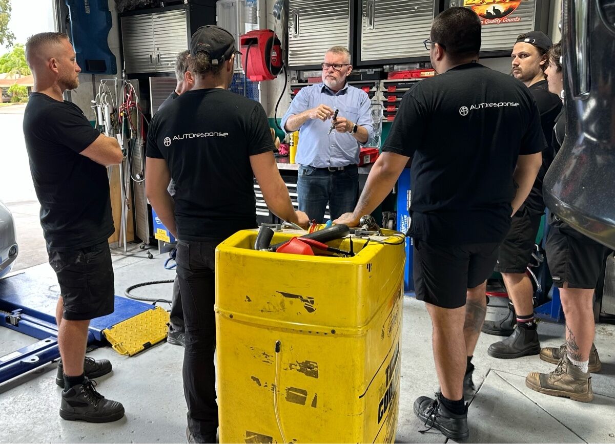 SuperCool's Brett Meads and David Ellis recently visited the crew at AutoResponse in Western Australia. In this shot, Brett is demonstrating the many benefits of the Burgaflex Hose solution, including the unique fitting tail profile and ‘clip and cage’ system.