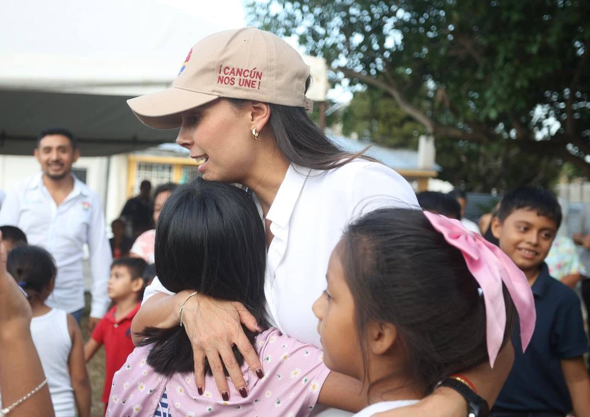 AytoCancun's tweet photo. La Presidenta Municipal @anapatyp encabezó la quinta edición del programa “Sembrando Esperanza” en el 📍Parque las Conchitas en la #SM238.
Seguimos trabajando estrategias integrales para la prevención de las violencias y la delincuencia denominada 1/2 https://t.co/lBT6NQDJoB