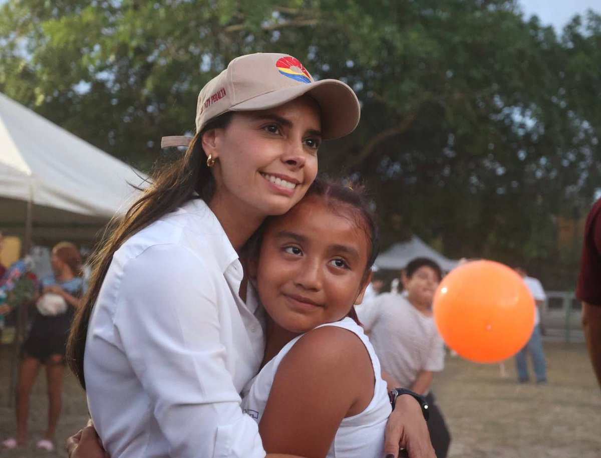 AytoCancun's tweet photo. La Presidenta Municipal @anapatyp encabezó la quinta edición del programa “Sembrando Esperanza” en el 📍Parque las Conchitas en la #SM238.
Seguimos trabajando estrategias integrales para la prevención de las violencias y la delincuencia denominada 1/2 https://t.co/lBT6NQDJoB