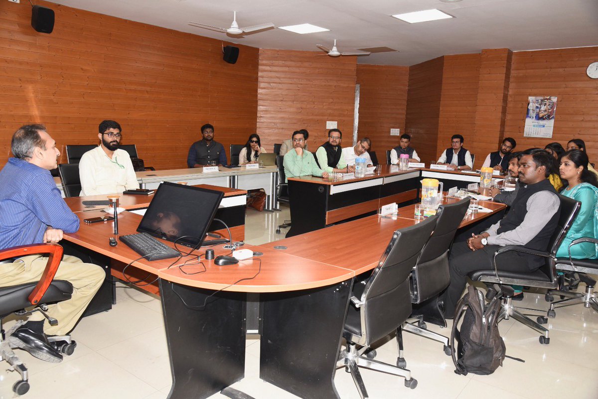 iis_now's tweet photo. OTs had an insightful session on “Role of PIB in IEC Strategy of Commerce &amp; Industry” by Shri Abhishek Dayal, ADG,PIB. 

He made them understand nuances of Govt and Media communication and it’s importance for the Ministry. Sh Vikas Narain,DD,PIB also interacted with OTs. https://t.co/49Kdk5SDDk