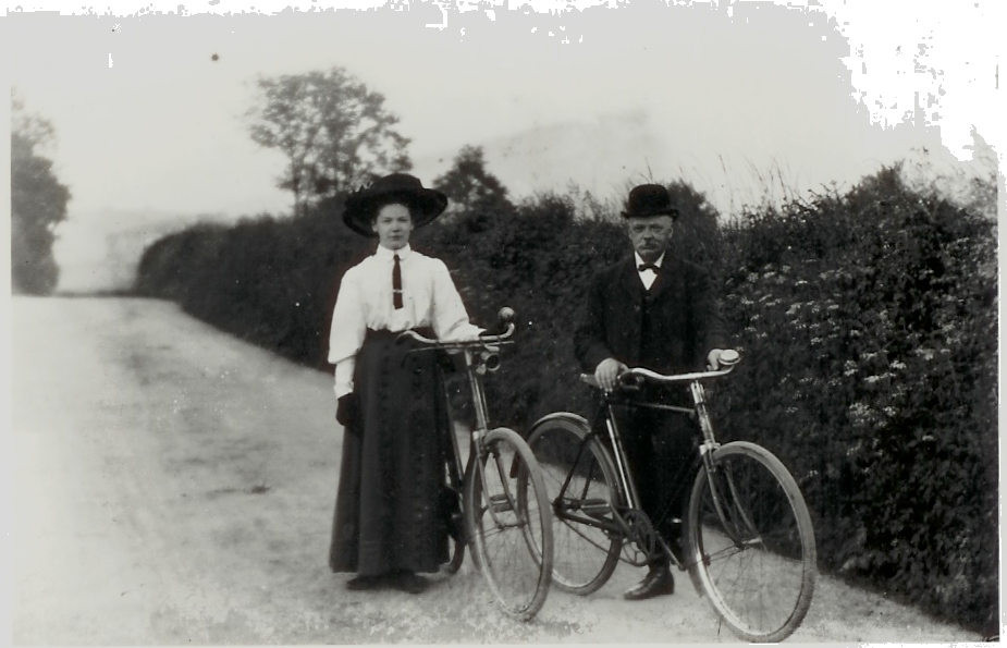 KingJohnsHouse's tweet photo. Fancy getting your historical cycling photos out? The Moody family were keen cyclists and even hired bicycles from their family business. They all dressed up for the ride too. #MoodyMuseum. More #History, more #Heritage, @moreTestValley @Visit_Romsey #CyclingFriday @HH_Museum https://t.co/YjgAPFq8iA