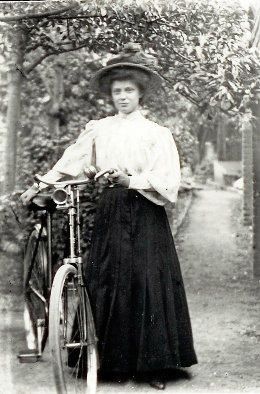 KingJohnsHouse's tweet photo. Fancy getting your historical cycling photos out? The Moody family were keen cyclists and even hired bicycles from their family business. They all dressed up for the ride too. #MoodyMuseum. More #History, more #Heritage, @moreTestValley @Visit_Romsey #CyclingFriday @HH_Museum https://t.co/YjgAPFq8iA