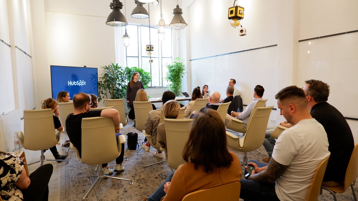 Webstandard's tweet image. Weniger Entertainment, dafür Fokus auf werthaltige Inhalte und entspanntes Netzwerken - Gestern hat im @_maigroup  Headquarter in Berlin der Growth Marketing Tribe von mediaworx das HUG-Event (HubSpot User Group).