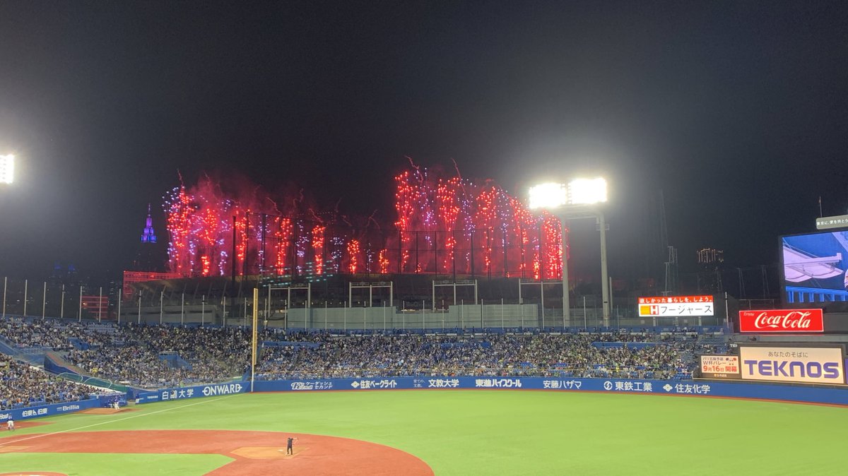 m_pyon_9's tweet photo. ゲッツーで3アウトになった瞬間に大花火上がって爆笑なんだけど　FCTOKYOに煽られてる https://t.co/tic9iGYrWK