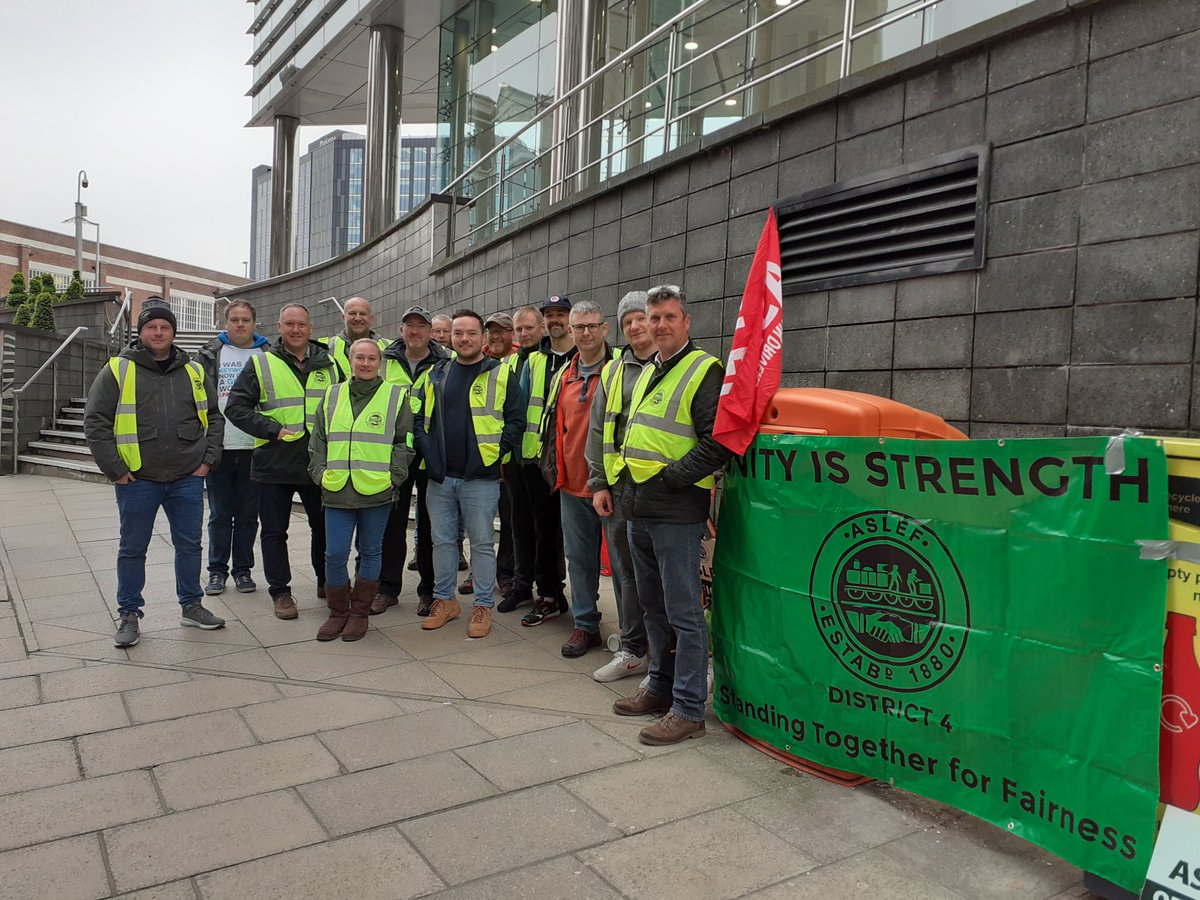 ✊✊✊Supporting ASLEF members on strike this morning at Leeds City station in their ongoing dispute over pay.

#aslef #aslefstrike #railstrike #railstrikes #leeds #nationaliserailways #strike