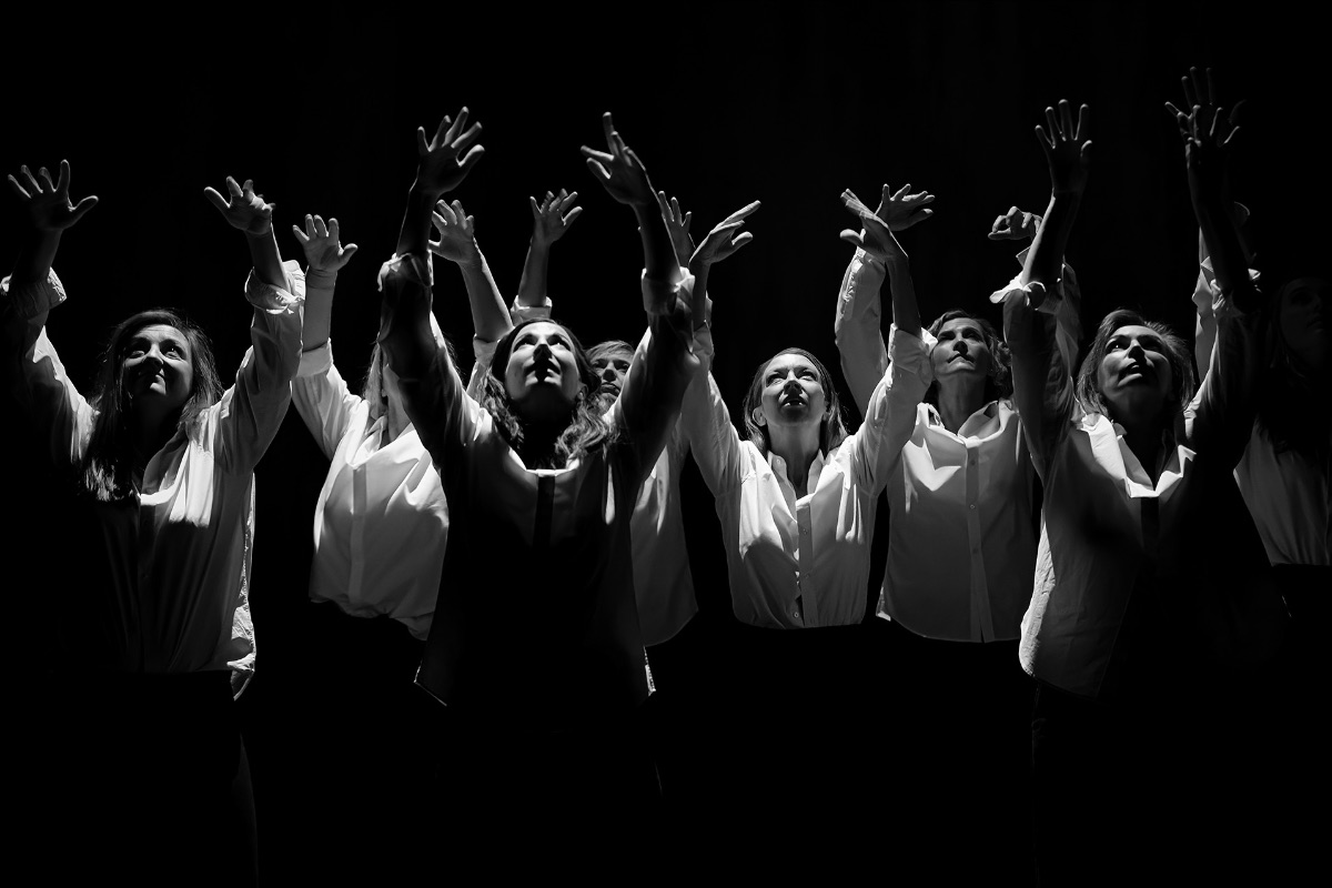 Voordat we binnenkort bekendmaken wat seizoen 23-24 gaat brengen, hebben we nog iets anders voor u! 🌞 Het unieke project "She is always a woman to me" is te bewonderen op 2 en 3 juni in Waasmunster. 
Tickets &amp; info : mailchi.mp/isabellebeerna…
Fotos : Kim Vos.