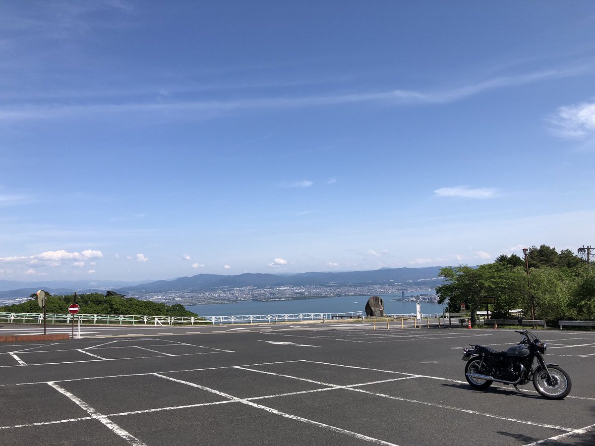 jakewil416's tweet photo. 1_B-COMで音楽途切れる。2_比叡山ドライブウェイ入口料金所通過3_すぐ先で写真撮影…サブスマホがない。4_料金所へ引き返し捜索するが無し。料金所一旦出る5_来た道を戻りながらチェック→無6_Uターンチェック→急カーブの側道にスマホ発見！傷多少あり8_ウェイ通過、サウナで心落ち着かせ中←今ココ https://t.co/WxCkMfZjkk