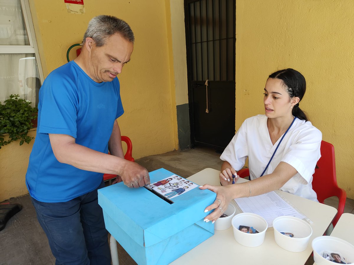 HospitalariasGr's tweet photo. Elecciones del comité de participación en el centro de día #Realidad2003 Adaptados y con apoyo visual con fotografías para que puedan elegir a su representante. https://t.co/vTXNym36qN