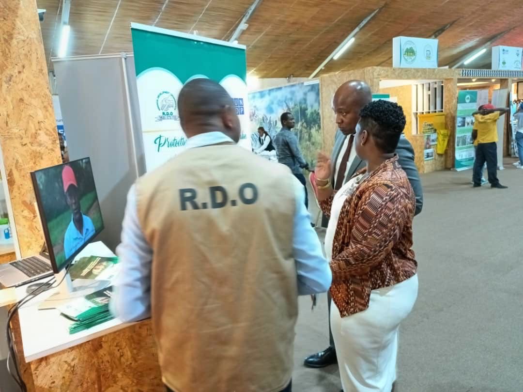 RDO_Rwanda's tweet image. CEO of @GovernanceRw Dr. Usta Kayitesi &amp;amp; @UNDP_Rwanda Resident Representative Maxwell Gomera visiting the @RDO_Rwanda stand during the CSOs Grantees Exhibition at #KCEV #CampKigali #CSO4people #CSOWeek2023Rw