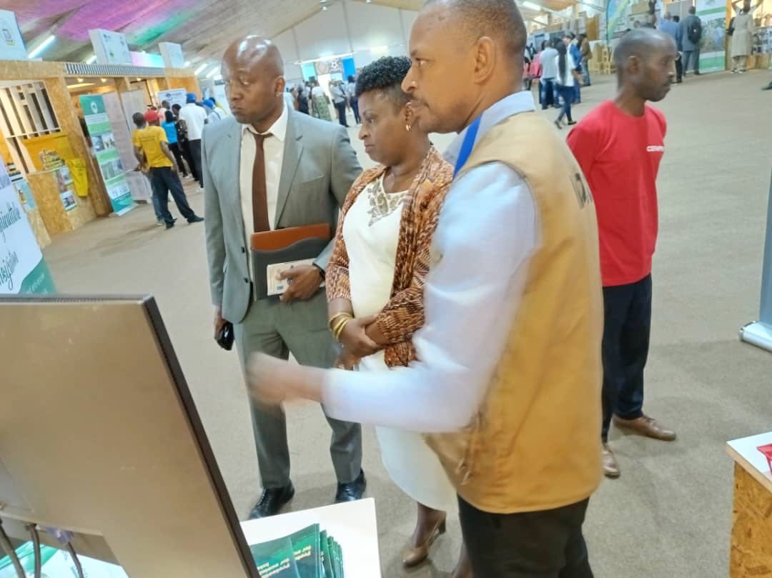 RDO_Rwanda's tweet image. CEO of @GovernanceRw Dr. Usta Kayitesi &amp;amp; @UNDP_Rwanda Resident Representative Maxwell Gomera visiting the @RDO_Rwanda stand during the CSOs Grantees Exhibition at #KCEV #CampKigali #CSO4people #CSOWeek2023Rw