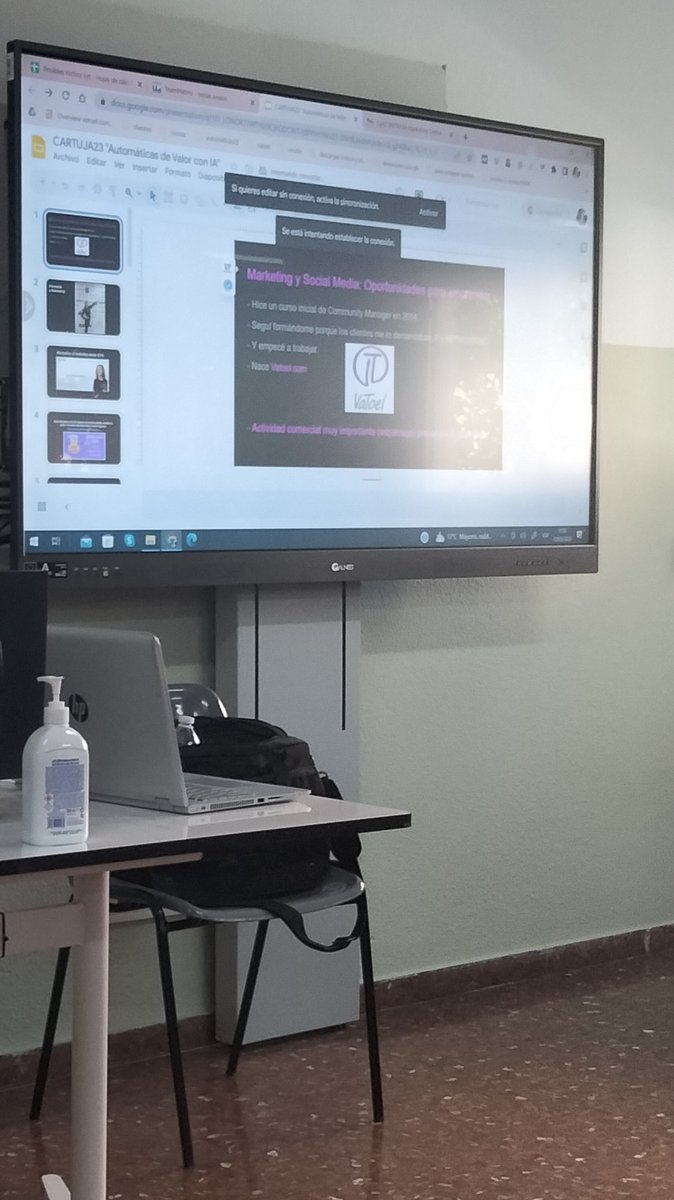 Oscar_rml's tweet photo. Comenzamos con la charla presencial con @to_navas, sobre "Marketing online y Social media" #CyACartuja #reporterotuitero https://t.co/KVPKpidDLW