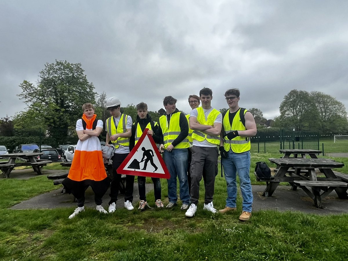 Today we wave 👋 goodbye to our fantastic Y13s after their last ever day day of lessons! Onwards to the exam season, after one last hurrah, dressing up as ‘ICONIC DUOS’ 👏