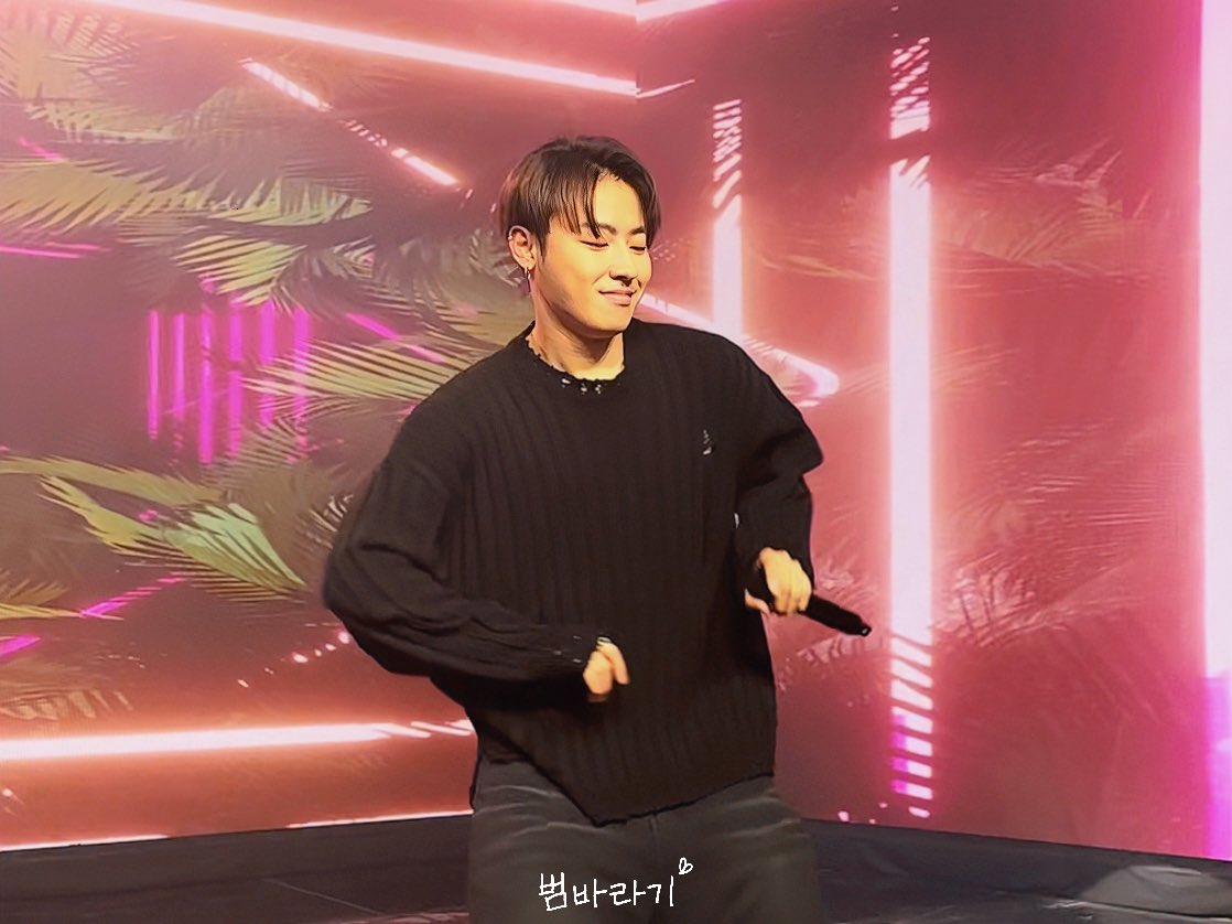 bombflower___'s tweet image. 230506 BEEGINNING👨🏻‍🤝‍👨🏼

춤추는 강아지임...🥺

#유권 #ukwon #김유권 
#블락비 #blockb