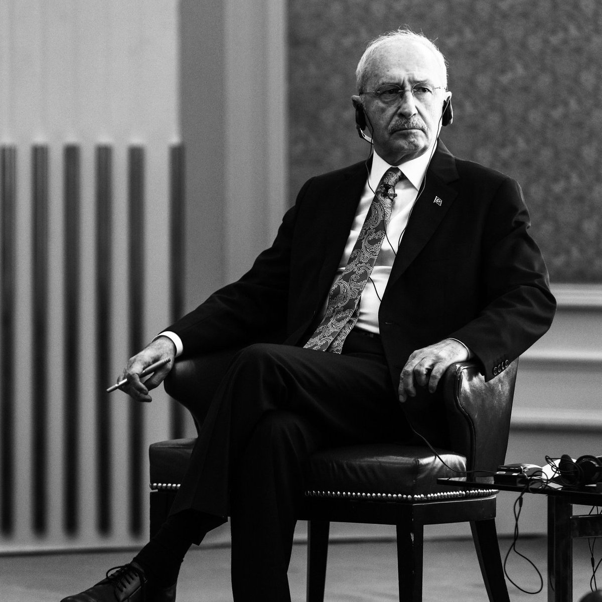 bpthaber's tweet photo. Kemal Kılıçdaroğlu:

Silah ve suikast tehditleri, son uyarılarını yapıyorlar akıllarınca.

Be gafiller, be şerefsizler, be akılsızlar, be müptezeller, be çakallar! Siz mi beni korkutacaksınız?

Siz mi beni korkutacaksınız? sizin önünüze diz çöküp yaşamaktansa ayakta ölmeyi tercih ederim.