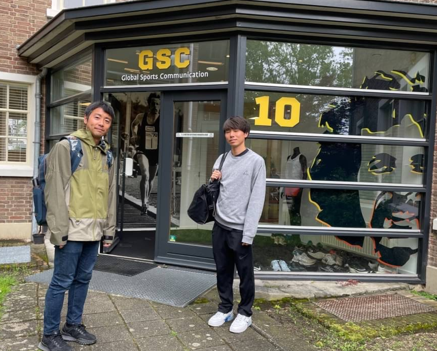 konicaminoltast's tweet photo. 【海外遠征レポート🇳🇱】
遠征中はアスリート向け現地エージェントの方に協力頂いています👏
この日はお世話になっている #GlobalSportsCommunication オフィスを訪問!
世界アスリートの歴史にも触れることができ、#星岳 選手も興味津々の様子でした👀
#コニカミノルタ
#コニカミノルタ陸上競技部 https://t.co/H8aSEwhCi0