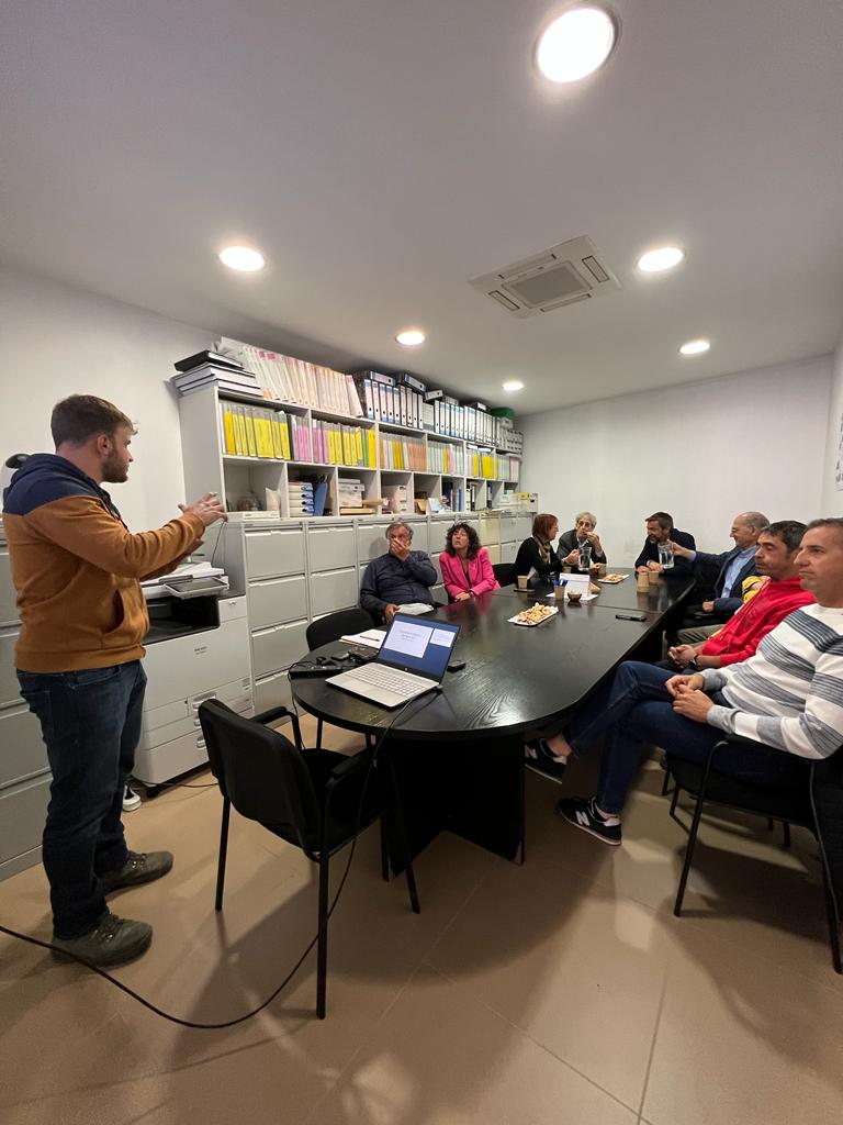 agriculturacat's tweet image. La #consellera @TeresaJorda es reuneix amb el president de la comunitat de regants Garrigues Sud, que aplica un sistema de reg eficient a pressió.  

💧 La comunitat abasta 10.600 ha de les quals es reguen 9.314 de les comarques de Les Garrigues i Ribera d’Ebre.