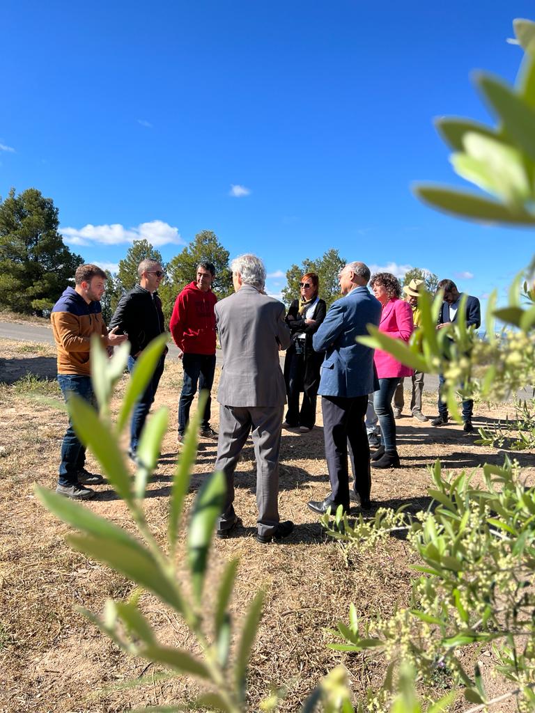 agriculturacat's tweet image. La #consellera @TeresaJorda es reuneix amb el president de la comunitat de regants Garrigues Sud, que aplica un sistema de reg eficient a pressió.  

💧 La comunitat abasta 10.600 ha de les quals es reguen 9.314 de les comarques de Les Garrigues i Ribera d’Ebre.