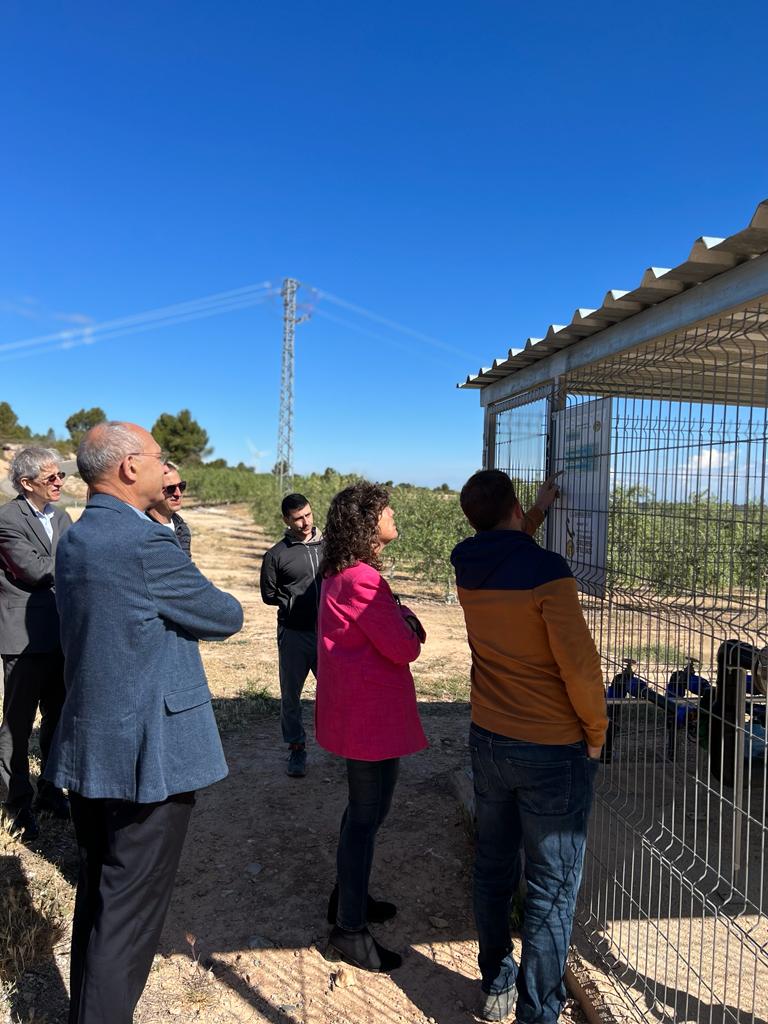 agriculturacat's tweet image. La #consellera @TeresaJorda es reuneix amb el president de la comunitat de regants Garrigues Sud, que aplica un sistema de reg eficient a pressió.  

💧 La comunitat abasta 10.600 ha de les quals es reguen 9.314 de les comarques de Les Garrigues i Ribera d’Ebre.