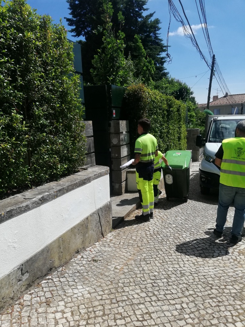 CamaraLisboa's tweet photo. A Câmara de #Lisboa iniciou a distribuição de contentores para deposição de resíduos verdes. 🌳 
O projeto vai chegar a cerca de 35 mil pessoas nas freguesias que têm este tipo de recolha. São + 3 mil contentores para habitações e + 300 para juntas e outras entidades. https://t.co/PJn9Agd8eZ
