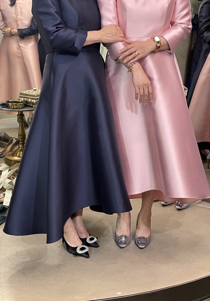 우리 엄마들 너무 아름답지 않니 ....
엄마한테 한복보다 더 잘 어울리는 양장 입히는게 로망이자 소원이었는데 일단 입어보시라 밀어넣고 마침내 로망 달성