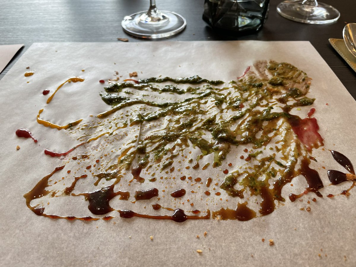 Ehkä on joku trendi taas jäänyt huomaamatta, kun ravintolassa eteen laitetaan paperi, siihen purskautetaan kastikkeet ja todetaan ”make your own mess”. Kahvin pyysin kupissa. #Riika